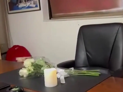 Γιώργος Παπαδάκης: Λουλούδια και κεριά σ...