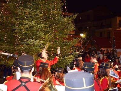 Ναύπακτος: Άναψε το Χριστουγεννιάτικο δέ...