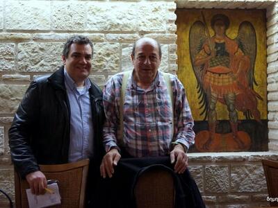 Με το δημοσιογράφο, συνεργάτη του thebes...