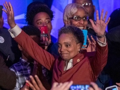 Δήμαρχος στο Σικάγο εξελέγη μια ομοφυλόφ...