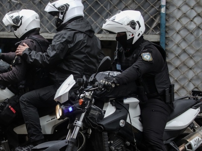 Οπαδικό επεισόδιο στη Θεσσαλονίκη: Πέταξ...