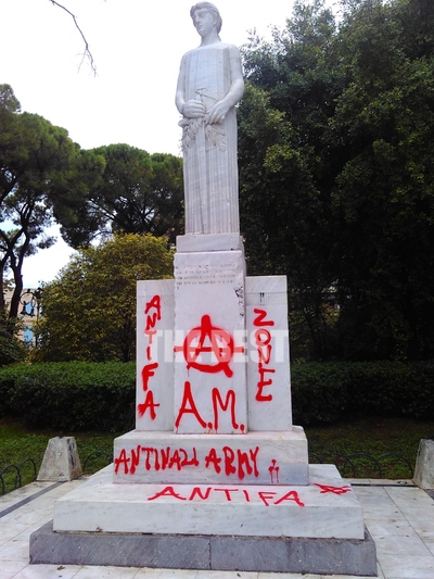 Κοκκίνισε το άγαλμα, και μεις από ντροπή. Επτά διαφορετικές «παρεμβάσεις» στη βάση του… Ηταν 27 Νοεμβρίου 2016