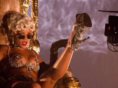 Rihanna: Το φόρεμα που άφηνε τα oπίσθιά ...