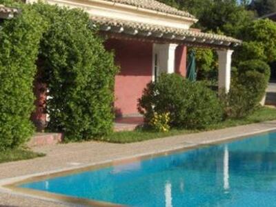 Ποιοι είναι οι επώνυμοι που πωλούν πολυτ...