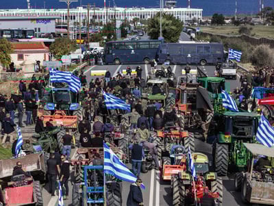 Μπλόκα αγροτών: Δακρυγόνα και ένταση στο...