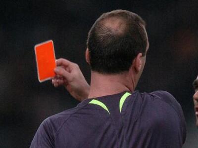 Διαιτητής απέβαλε με κόκκινη κάρτα τον.....