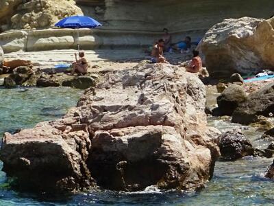 Σκαφιδιά Πύργου: Εγκλωβίστηκαν στα βράχι...