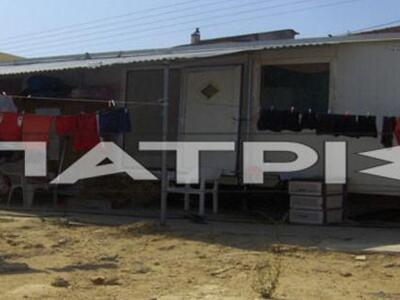 Ηλεία : Ζουν ακόμα σε λυόμενο τέσσερα χρ...