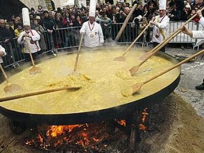 Τα 10 πιο παράξενα έθιμα του Πάσχα σε όλ...