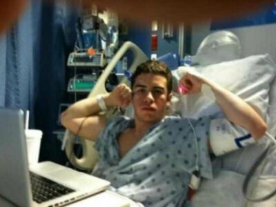 Έφηβος κάνει τον καρκίνο του σύνθημα δύναμης!