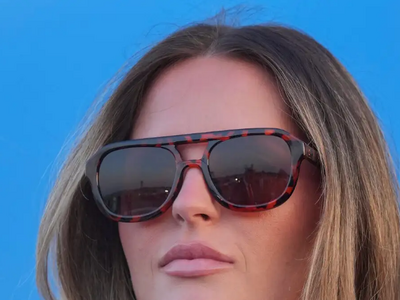 Ποια είναι η γοητευτική σύμβουλος του Ντ...