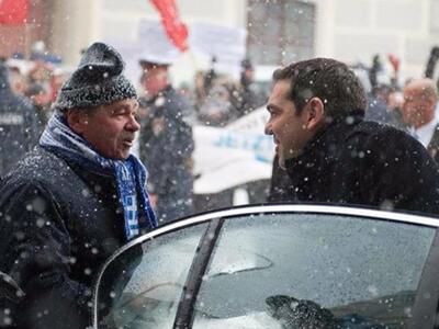 Με χειροκροτήματα και συνθήματα υπέρ της...