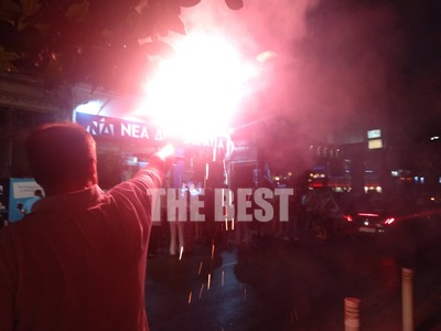 Πανηγυρισμοί με καπνογόνα και σημαίες γι...