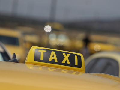 Χειροπέδες σε οδηγό ταξί- Πήρε 110 ευρώ ...