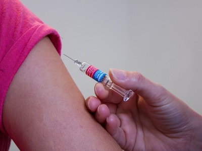 Μόσιαλος: Μόνο το εμβόλιο θα νικήσει τον κορωνοϊό