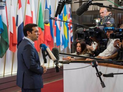 Η αγκαλιά Τσίπρα-Ολάντ μετά την συμφωνία...