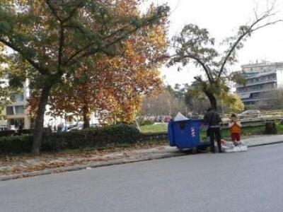 Τρίκαλα: Ψάχνουν τρόφιμα στα σκουπίδια