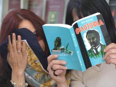 Κρατούσε αλυσοδεμένες τις κόρες του