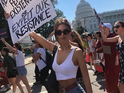 Χειροπέδες στο μοντέλο Έμιλι Ραταϊκόφσκι...