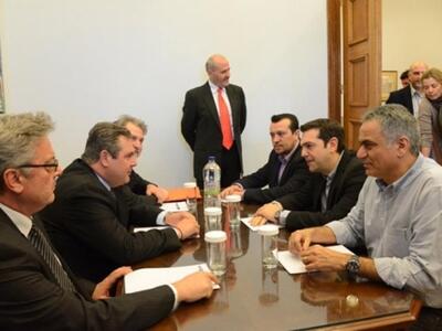 Ο Γιώργος Αποστολόπουλος διακρίνεται δεξ...