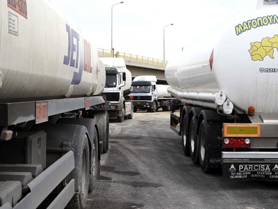 Απεργούν φορτηγά και βυτιοφόρα - Νέο πλή...