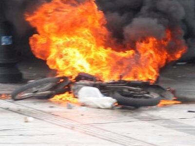 Πάτρα: Άλλη μια μηχανή στις φλόγες