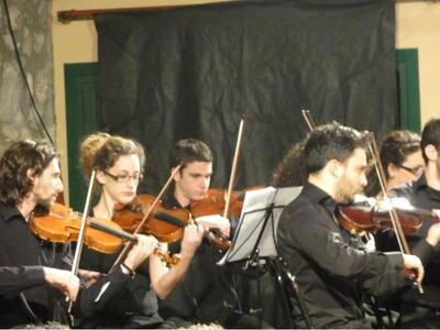 Χειροκροτήματα για την Ορχήστρα Δωματίου...