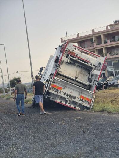 Αγρίνιο: Εξετράπη απορριματοφόρο, καλά στην υγεία του ο οδηγός