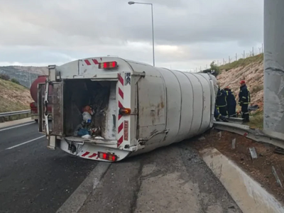 Αιγάλεω: Τροχαίο με ανατροπή απορριμματο...