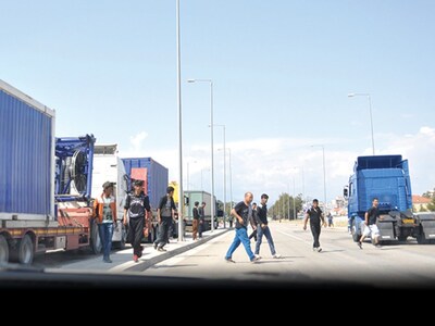 Έφοδος μεταναστών στο λιμάνι της Πάτρας ...