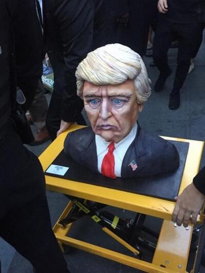 Η τούρτα "Τραμπ" μεταφέρεται σ...