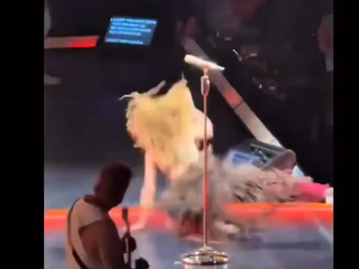 Η Σακίρα έφαγε τούμπα στη σκηνή σε συναυ...