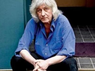 Σε λαϊκό προσκύνημα στο θέατρό του η σορ...