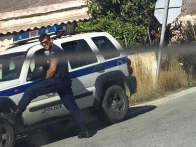 Ο κούκλος Έλληνας αστυνομικός που ...πόζ...