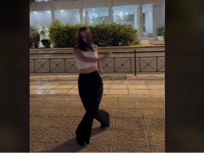 Γυναίκα χόρεψε ζεϊμπέκικο έξω από τη ΓΑΔ...