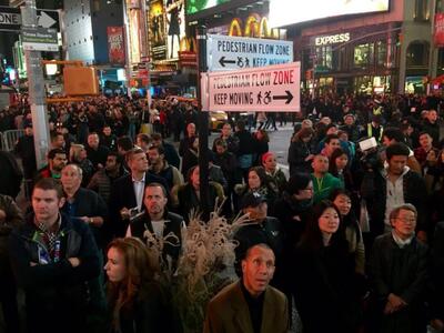 Μουδιασμένοι Αμερικανοί κοιτούν τα αποτε...