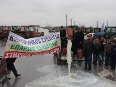 Οι αγρότες κλείνουν παρακαμπτήριους, η Υ...