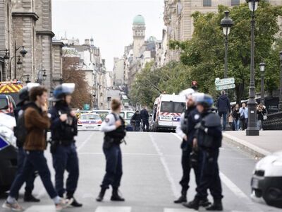 Παρίσι: Αστυνομικός σε κατάσταση αμόκ σκ...