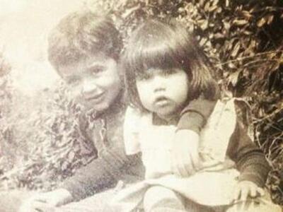 Ποιος πασίγνωστος πολιτικός αγκαλιάζει τ...