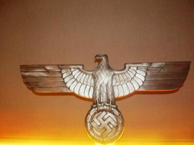 Ο αστυνομικός διοικητής Υδρας χαιρετάει ...