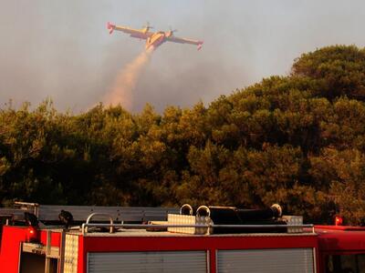 Καίει για δεύτερη μέρα η πυρκαγιά στο Ξυλόκαστρο
