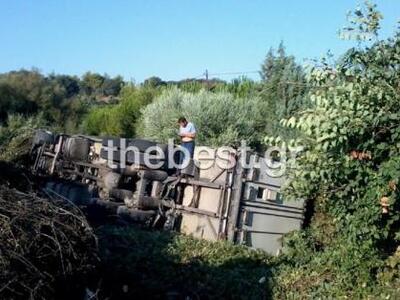 Πάτρα: Νταλίκα ανετράπη και "κρεμότ...