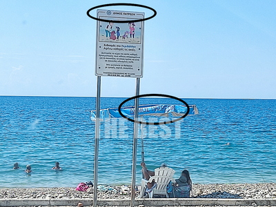 Οι ομπρέλες του Δήμου σε παραλία που απα...