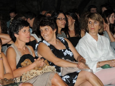 Η Ελένη Δάσιου παρακολουθεί τη συναυλία