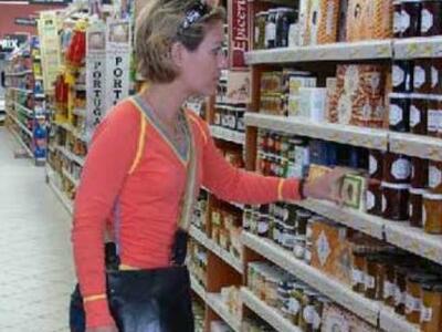 Προϊόντα δεύτερης κατηγορίας στα ράφια τ...