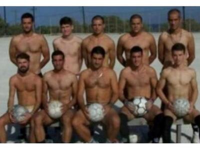Έλληνες ποδοσφαιριστές γυμνοί στο γήπεδο...