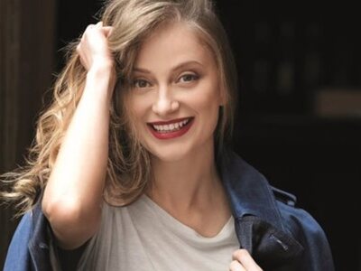 H Πατρινή Λένα Δροσάκη παίζει στο μονόλο...