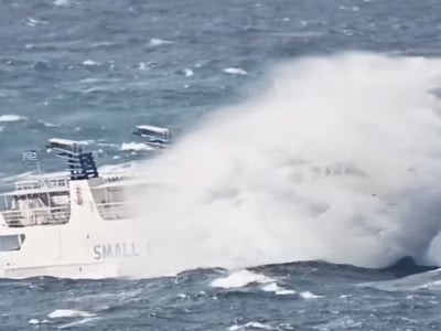 Βίντεο: Η «μάχη» του Σκοπελίτη με τα κύμ...