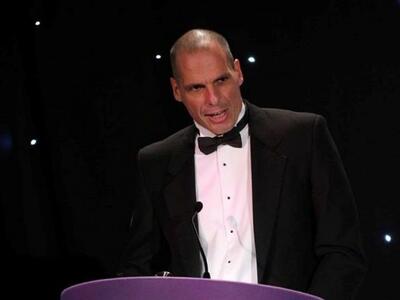 Οταν ο Γιάνης Βαρουφάκης φορούσε κοστούμ...