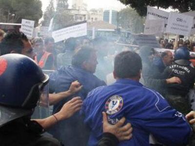 Χάος στην Κύπρο -Διαδηλωτές έκοψαν το ρε...